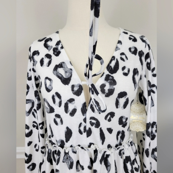 Altar'd State White and Black Print Deep Neckline Shirt Top Size XS - Picture 4 of 8